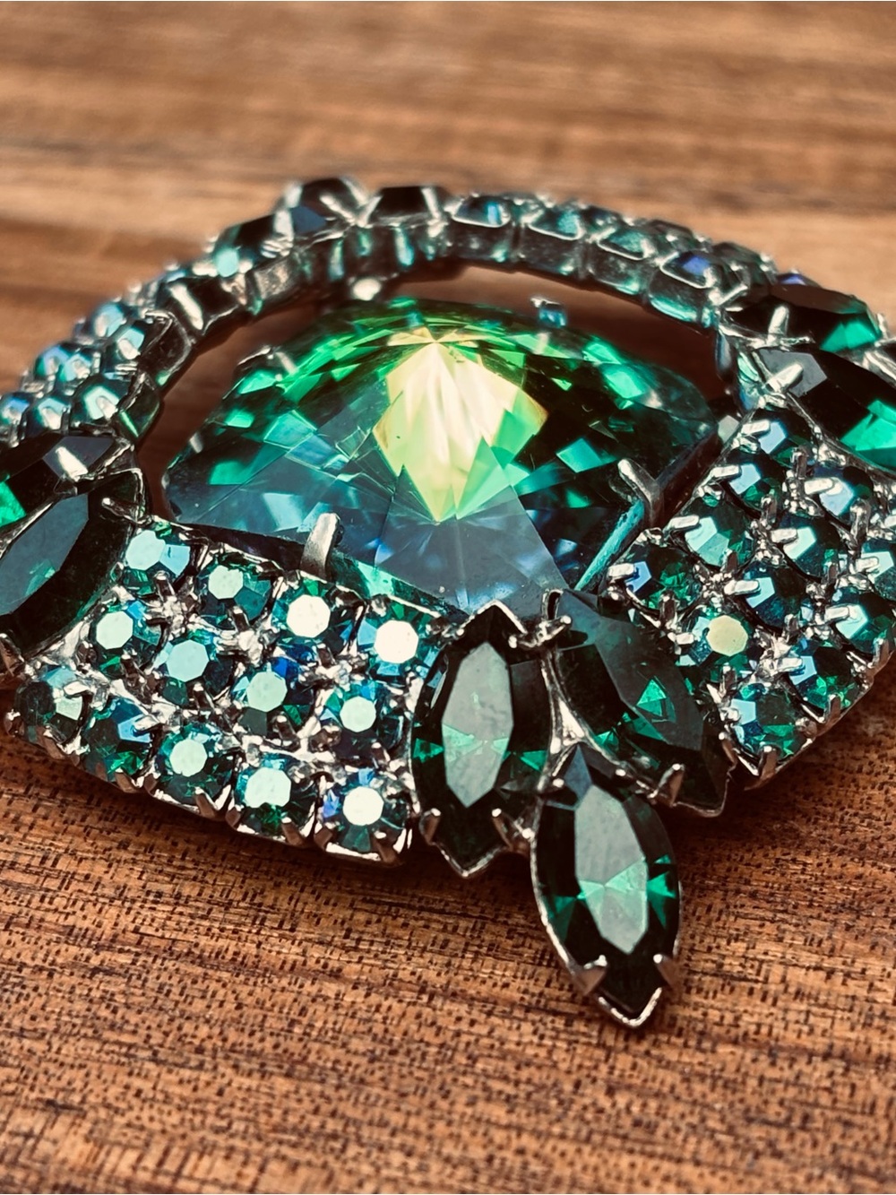 Emerald Green Rhinestone Brooch - Picture 4 of 7
